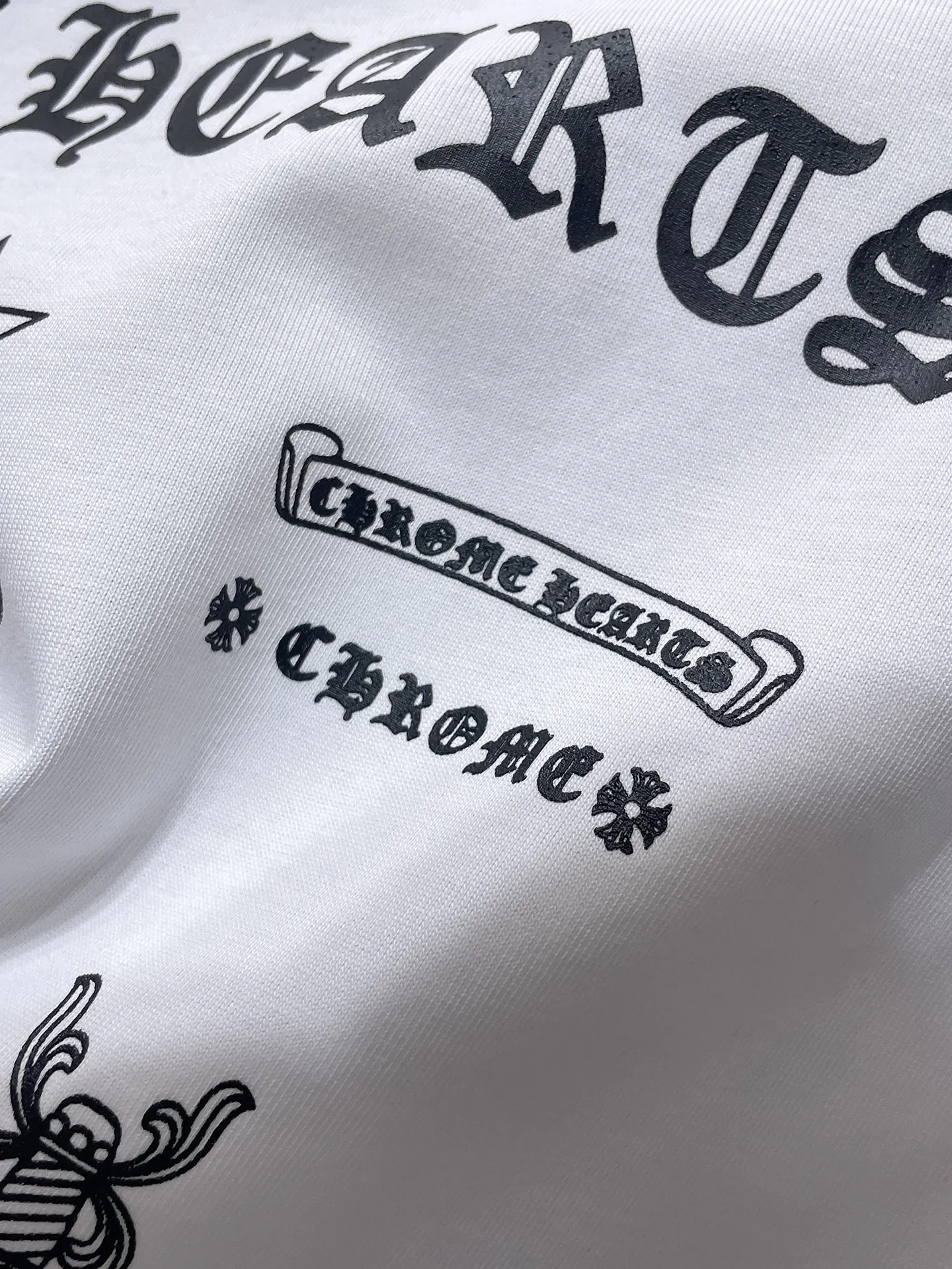 P150 new Chrome Hearts 25ss worn model for summer! High-weight, environmentally friendly and high-quality top-quality fabric 280g Crow contrast graffiti frayed embroidered short sleeves. Counter synchronization. 1:1 replica version. Recommended colors: black, white, gray. Size: S, M, L, XL
